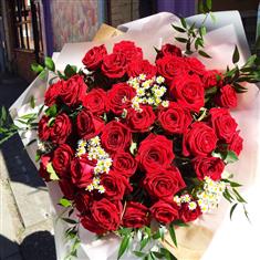 50 Lush Red Roses